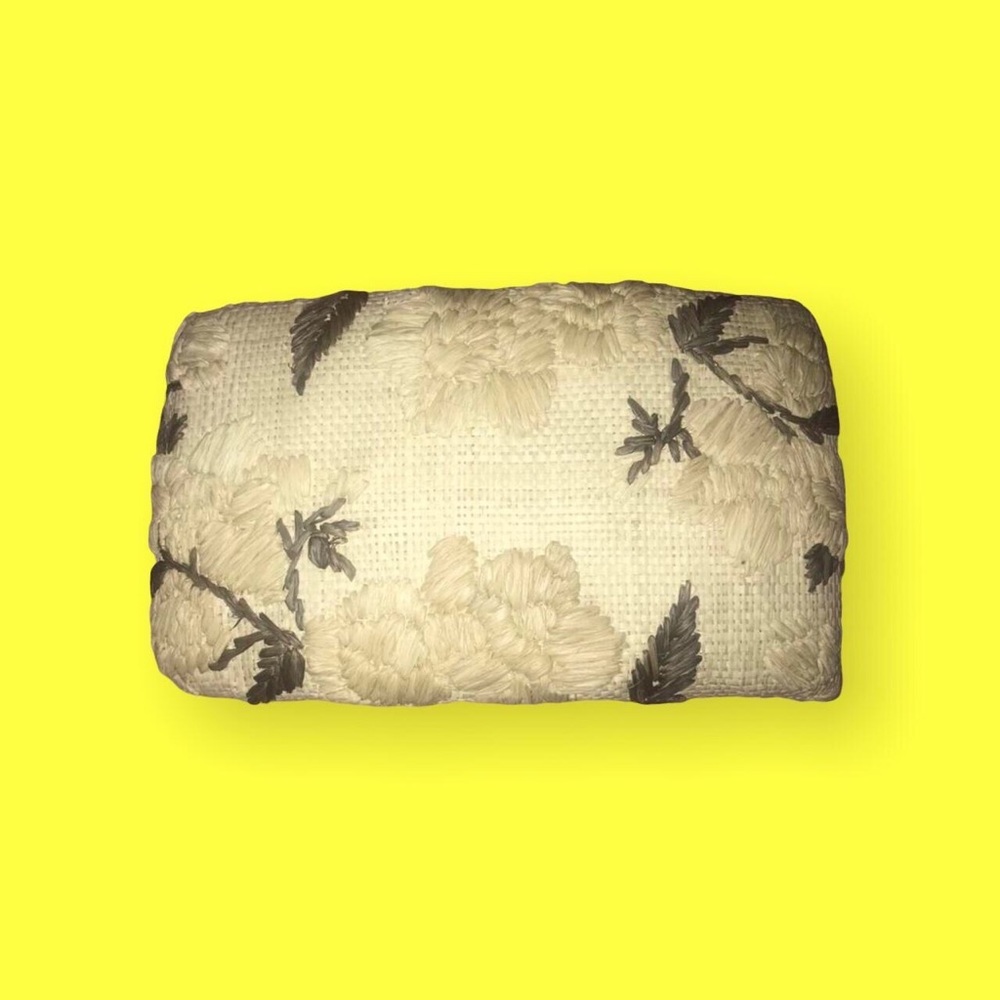 KAYU NARA EMBROIDERED STRAW CLUTCH BAG